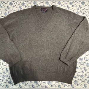 Roundtree & Yorke Men’s 100% Cashmere sweater Size XL Charcoal Gray V-Neck